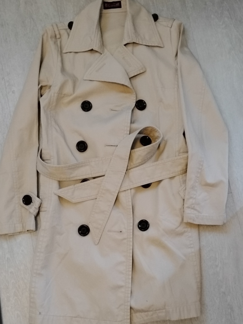 Classic Beige Vintage Double-Breasted Trench Coat - Picture 2 of 13